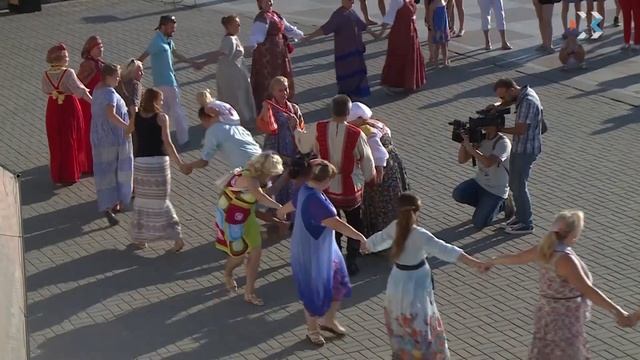 В Севастополе состоялся флешмоб «Хороводы Мира» смотреть онлайн