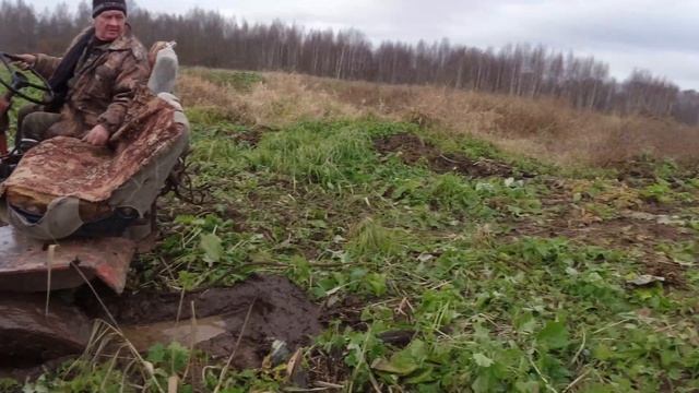 Попытка вытащить трактор квадроциклом смотреть онлайн