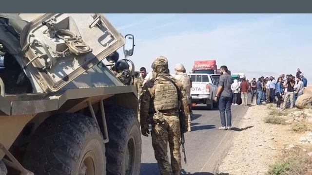 В Сирии жители деревни закидали российских военных камнями смотреть онлайн