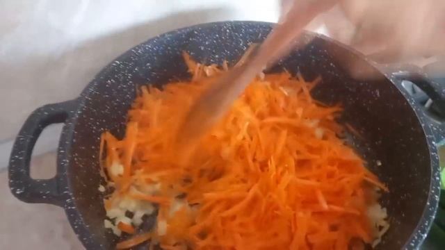 Куриные бёдра с рисом и морковью, запеченные в духовке. Chicken thighs with rice and carrots смотреть онлайн