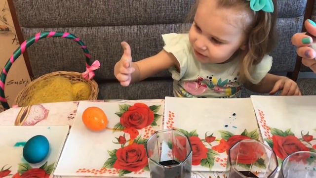 КРАСИМ ЯЙЦА НА ПАСХУ! смотреть онлайн