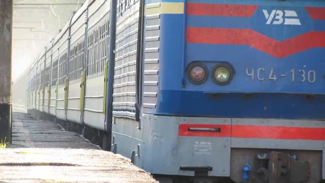 Электровоз ЧС4(КВР)-130 с служебным поездом прибытие на о.п Пивни смотреть онлайн