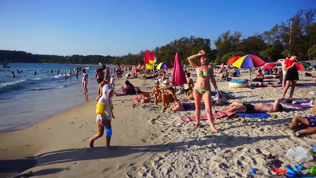 РУССКИЕ ТУРИСТКИ БЕЗ КОМПЛЕКСОВ на Пляже КАТА на ПХУКЕТЕ! смотреть онлайн