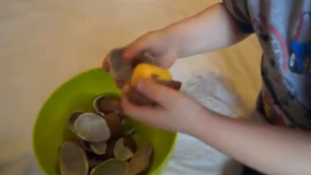 Открываем Киндер Сюрпризы с Машей и Медведем , кто быстрее?! Kinder Surprise Masha and the Bear! смотреть онлайн