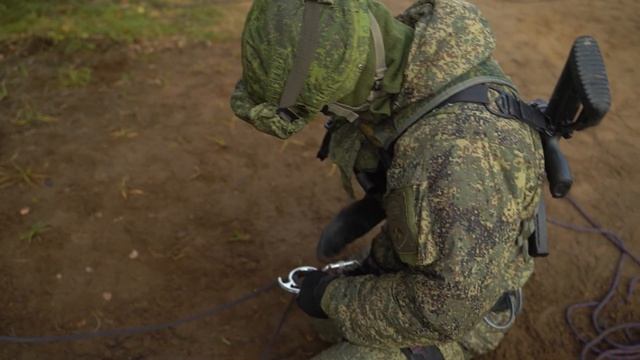 Занятие спецназа ВДВ на специальном высотном тренажере смотреть онлайн
