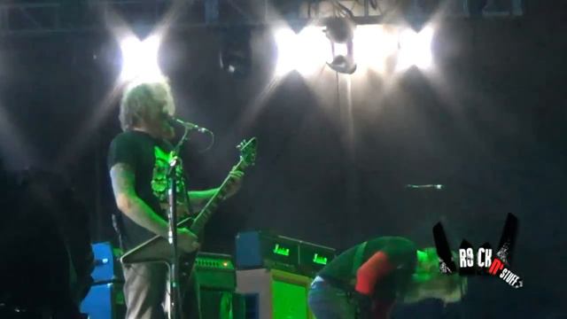 Mastodon's Brent Hinds gets mad at audio engineer @ Vive Latino 2015 - 14 Mar 2015 смотреть онлайн