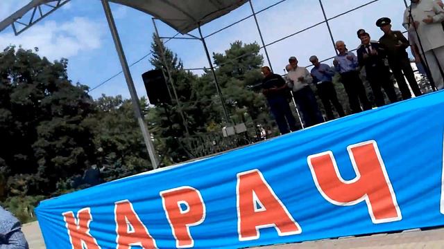 МЭРИЯ г.КАРАЧАЕВСК. ГЕНЕРАЛ-ПОЛКОВНИК СОЛТАН МАГОМЕТОВ. ВОЗЛОЖЕНИЕ ЦВЕТОВ. КАЗАКИ 31 август смотреть онлайн