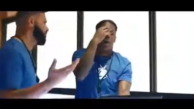 Негры в синих футболках удивляются. смотреть онлайн