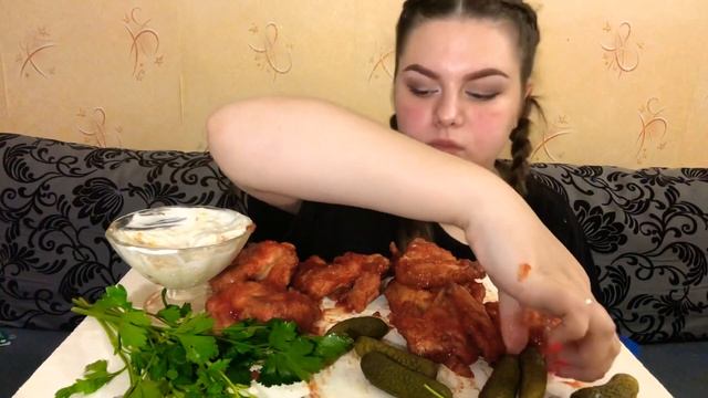 Мукбанг! Крылышки Буффало с соусом блю чиз | Mukbang Buffalo Wings & blue cheese sauce смотреть онлайн