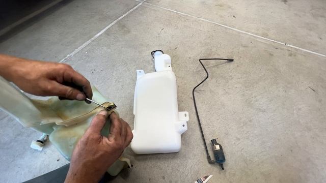GM Trucks & Suv Washer Fluid Reservoir Replacement How-To смотреть онлайн