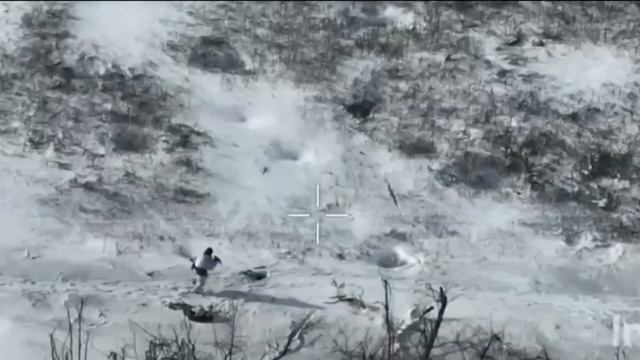 Российский солдат мастерски увернулся от FPV дрона!
