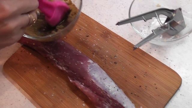 СВИНАЯ ВЫРЕЗКА ЗАПЕЧЁННАЯ В ДУХОВКЕ. смотреть онлайн