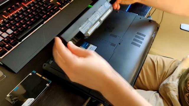 Как заменить жесткий диск на SSD в ноутбуке смотреть онлайн