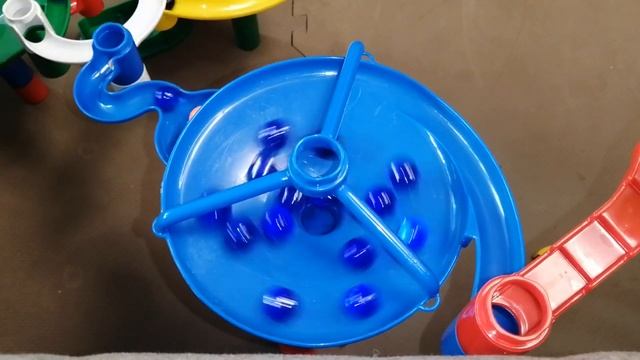 Marble run race and big funnels for blue balls/Лабиринт с большими воронками для синих мячей смотреть онлайн