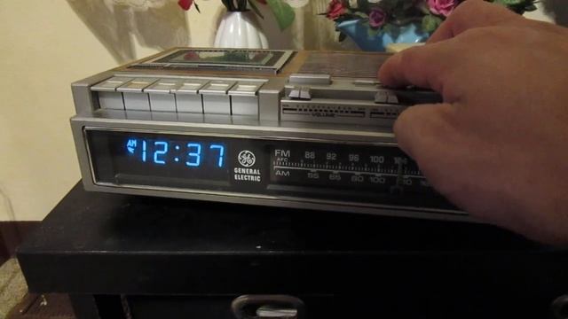 Vintage GE Clock/Radio/Cassette player model 7-4975C смотреть онлайн
