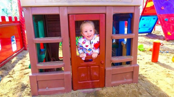 Настя ищет с Крепышом потерявшиеся игрушки на детской площадке