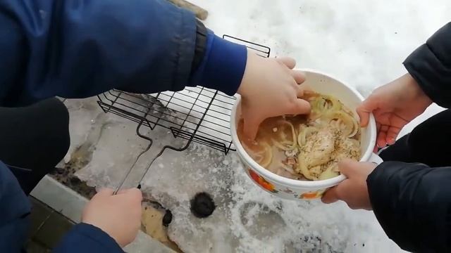 8МАРТА! Жарим шашлык смотреть онлайн
