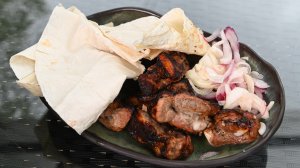 Шашлык из свиной грудинки. Соус Сальса верде