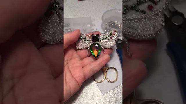 Брошь радужный жук с цветами на крыльях смотреть онлайн