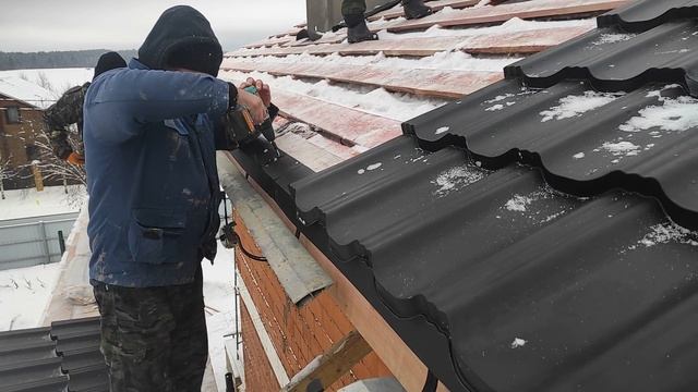 ВОЛОКОЛАМСК. Выкладываем фронтоны и монтируем кровлю из металлочерепицы... смотреть онлайн