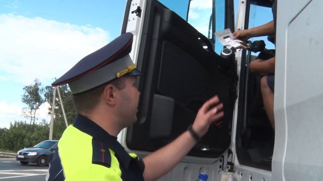Проверка водителей грузового транспорта. Сотрудники ГИБДД провели профилактический рейд смотреть онлайн