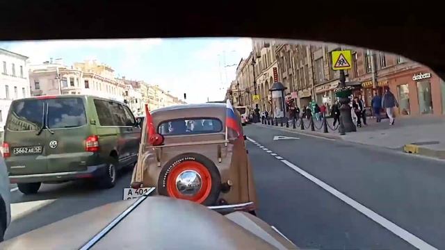 Москвич 401 на параде ретро техники в Санкт-Петербурге 2021