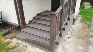 Крыльцо к дому из ДПК с поручнями