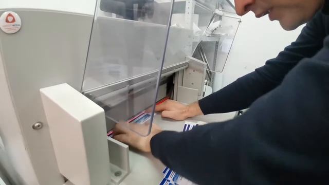 Резка визиток на гильотине Ideal 4850-95 смотреть онлайн