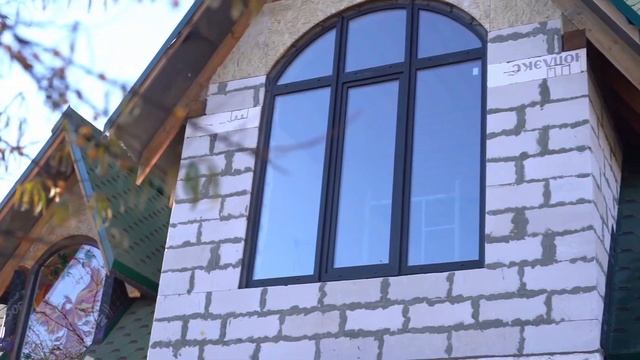 Французский коттедж с витражным остеклением и арочными окнами. PSK-портал Rehau смотреть онлайн