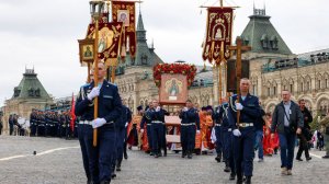 Российские десантники прошлись крестным ходом по Красной площади в честь Дня ВДВ