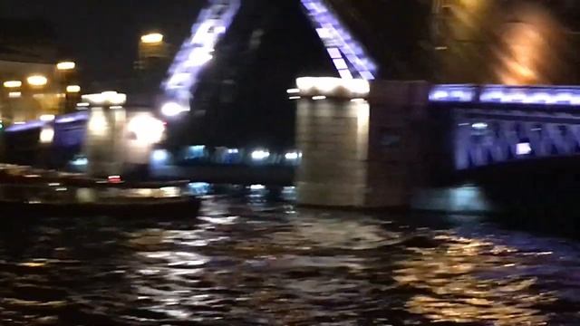 Дворцовый мост в Санкт-Петербурге развод. Невероятное зрелище. смотреть онлайн