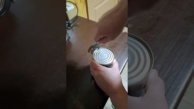 как открыть тушенку ? попросил жену открыть тушенку и вот что из этого вышло... смотреть онлайн