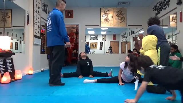 Kung Fu - Jumping Middle Splits Challenge смотреть онлайн