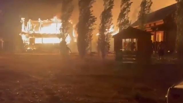 Крупный пожар на базе отдыха на озере Алаколь на востоке Казахстана смотреть онлайн