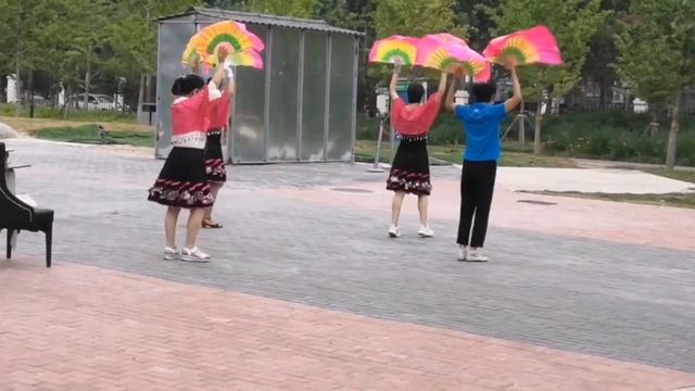 Китайские бабушки!Учиться надо у таких пенсионерок! В их возрасте танцевать и радоваться жизни... смотреть онлайн