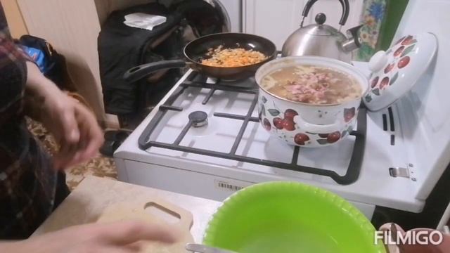ГОРОХОВЫЙ СУП С КОПЧЕНОСТЯМИ И ГРЕНКАМИ... смотреть онлайн