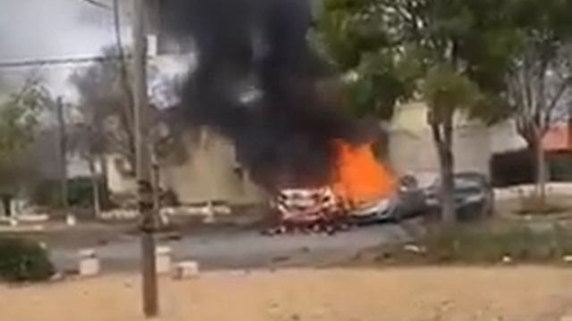 В Авивим на севере Израиля горят машины после обстрела из Ливана смотреть онлайн