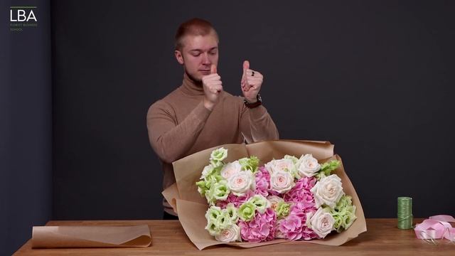 КАК УПАКОВАТЬ БУКЕТ | 2 СПОСОБА УПАКОВКИ БУКЕТА | БУКЕТ В КОРЕЙСКОЙ ПЛЕНКЕ И КРАФТЕ смотреть онлайн