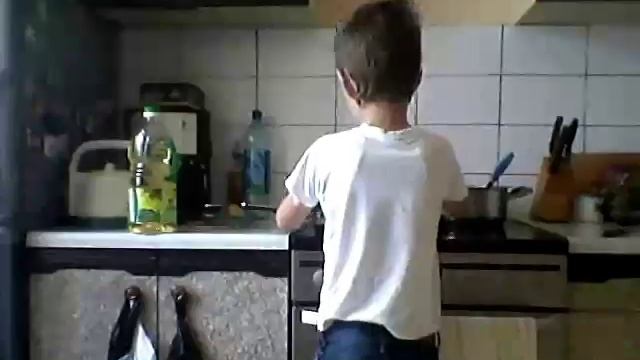 как восьмилетний мальчик готовит яишницу смотреть онлайн