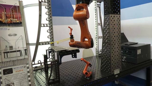 Робот KUKA играет на металлофоне смотреть онлайн
