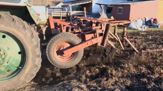 ЮМЗ-6. Работа с навесным культиватором смотреть онлайн