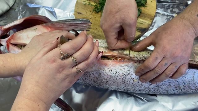 ВНИМАНИЕ‼️КАК ПРАВИЛЬНО ПРИГОТОВИТЬ ОГРОМНУЮ РЫБУ В ДРОВЯНОЙ ПЕЧИ?Толстолобик✔️вкусный рецепт смотреть онлайн