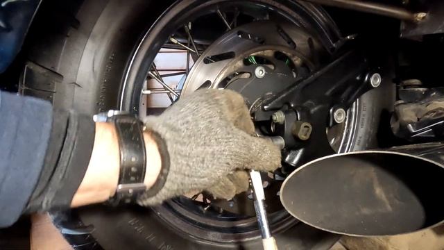 Yamaha DragStar 1100. Снятие и установка заднего колеса. Проще простого. смотреть онлайн