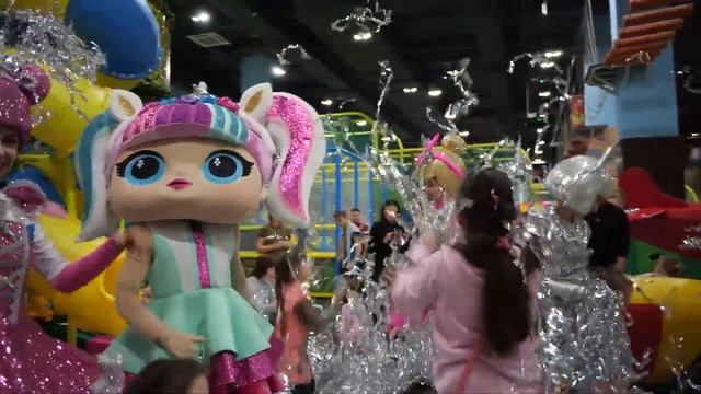 Бесплатный праздник к 8 марта в парке развлечений Джуманджия смотреть онлайн