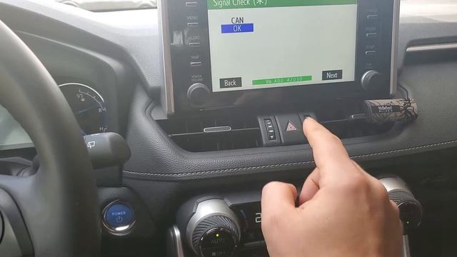 Активация динамических линий траектории движения задним ходом на Toyota RAV4. смотреть онлайн