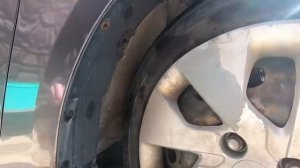 Замена брызговика в Kia rio. Грязь под подкрылком.