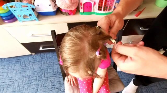 Как сделать АФРО-КУДРЯВЫЕ, ВЬЮЩИЕСЯ, ВОЛОСЫ за 5 минут без плойки ,Папа личный стилист СОФИИ! смотреть онлайн