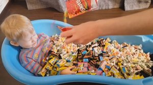 Конфеты. Ванна из конфет, много конфет a lot of candy, sweets| Bath time with sweets