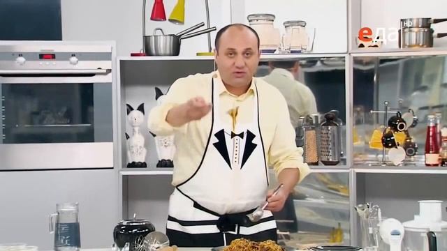 Как правильно есть китайскую лапшу вилкой от шеф-повара / Илья Лазерсон смотреть онлайн