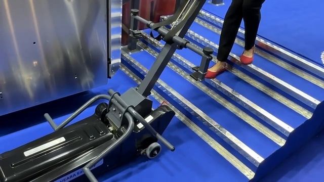 Лестничный гусеничный подъемник для инвалидов EasyWay смотреть онлайн